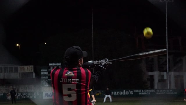 La convivencia de Slow Pitch amistoso en la cancha del Carita Medina dejó imágenes llenas de sonrisas, batazos y camaradería, un reflejo de cómo el deporte se convierte en punto de encuentro y celebración comunitaria.
