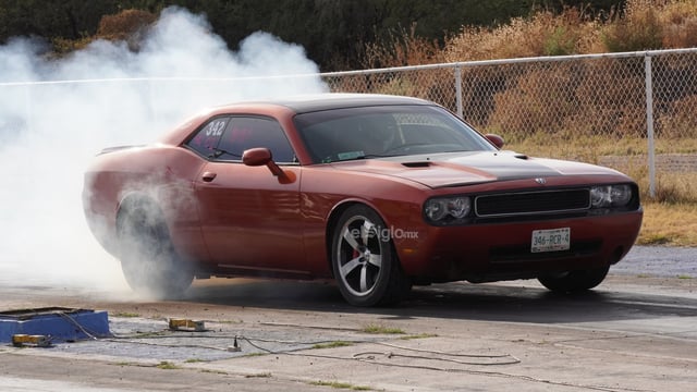 El rugido de los motores volvió a encender la pista del Autódromo Durango este domingo 14 de diciembre con la segunda jornada del Campeonato Bracket 1/8 de milla. Desde el mediodía, pilotos locales y foráneos se enfrentaron en duelos de aceleración que dejaron milésimas de diferencia y grandes postales para la afición. La adrenalina, la precisión y la potencia marcaron una jornada vibrante que cerró el fin de semana con espectáculo y emoción.