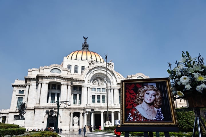 Realizan homenaje a Silvia Pinal en el Palacio de Bellas Artes