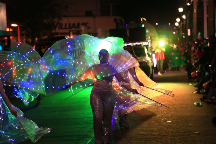 ¡Llegó la navidad! Cientos de duranguenses se reunieron en el Centro de la ciudad para apreciar el desfile navideño.