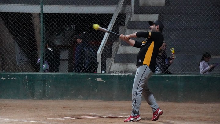 Amistoso Slow Pitch en el Carita Medina