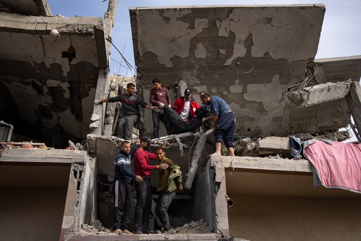 Palestinos recuperan a víctimas de bombardeos israelíes en Rafah. (AP)