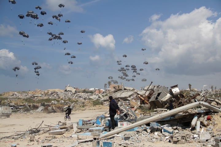 Ayuda humanitaria cae a la Ciudad de Gaza en la Franja. (AP)