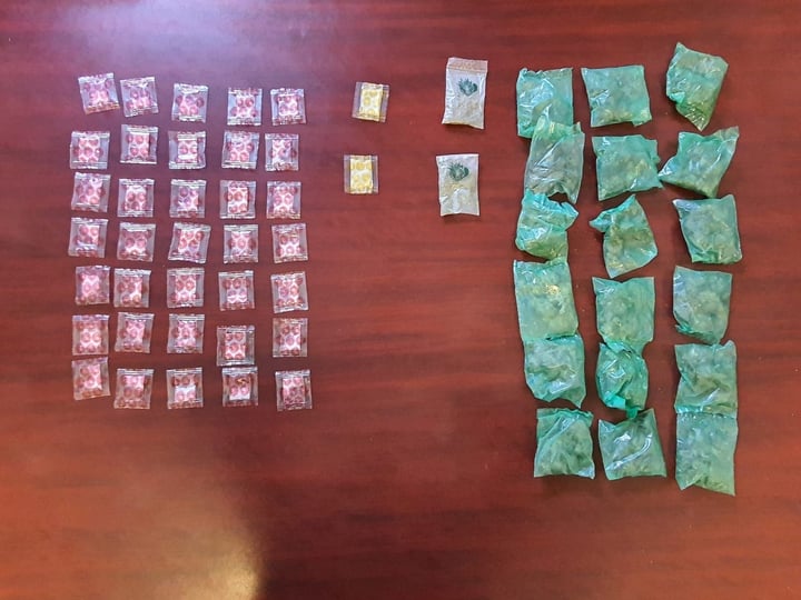 Labor. Integrantes de Fuerza Metropolitana aseguraron una bolsa con diversas drogas; el presunto narcomenudista huyó.