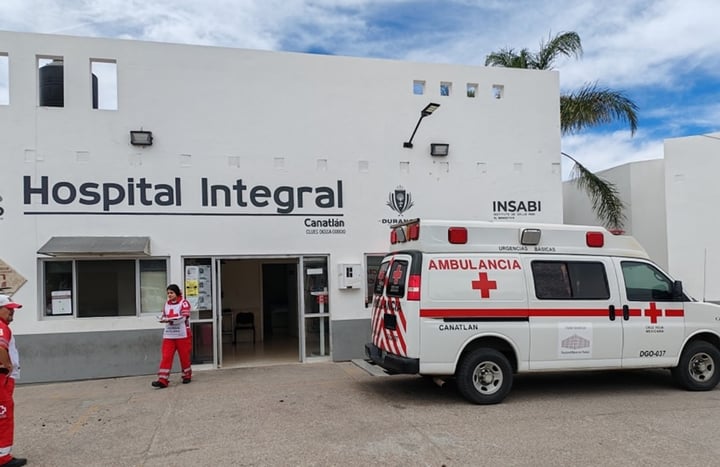 Labor. Elementos de la Cruz Roja y Protección de Civil de Canatlán trasladaron al Hospital Integral a un trabajador quien sufrió una descarga eléctrica.