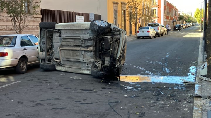 Choque-volcadura en el Centro de Durango deja daños materiales