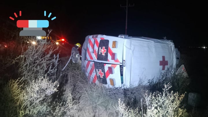 Ambulancia de Cruz Roja vuelca en carretera de Mapimí; operador resultó lesionado