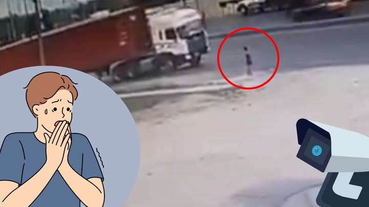 Caja de tráiler se desprende y cae sobre mujer que caminaba por la banqueta | VIDEO