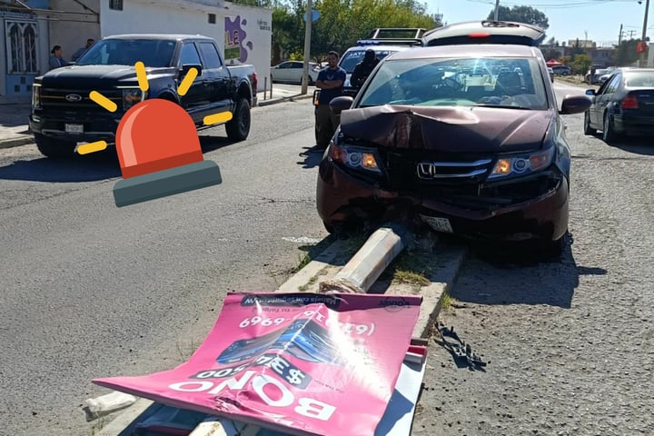 Pierde el control por atrapar a su mascota y derriba un poste en el bulevar Dolores del Río