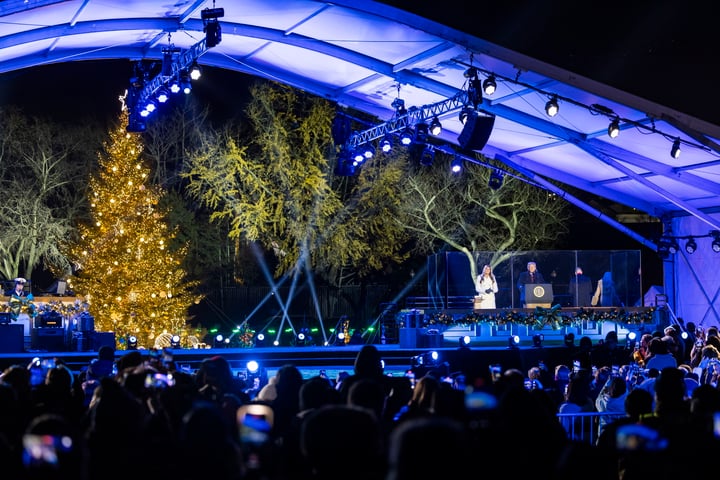 Trump y Melania encienden el árbol navideño de la Casa Blanca; 'la religión está volviendo a EU', dice