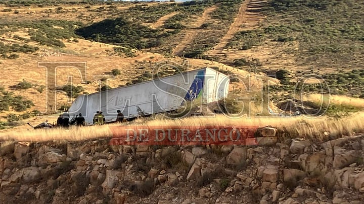 Tráiler sin frenos ingresa a rampa y queda a punto de caer al voladero en la Durango–Mazatlán