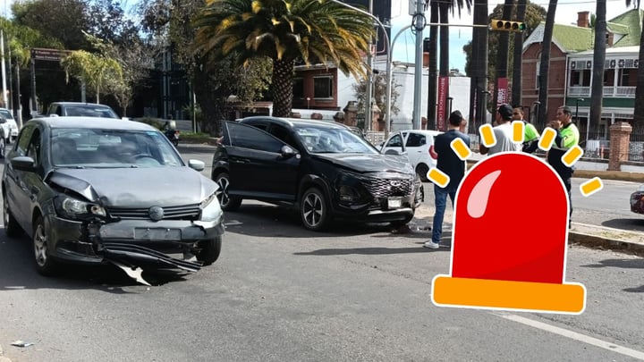 Fuerte choque en crucero de Dolores del Río y Morelos deja tres autos con daños