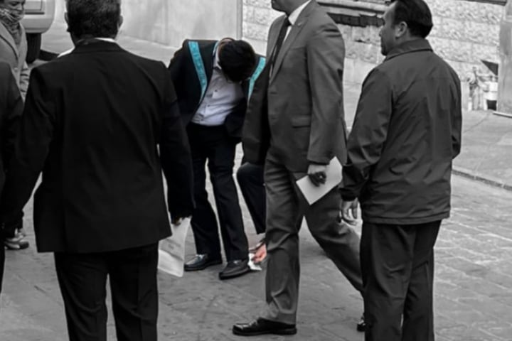¿Protocolo o exceso?, Captan a ministro presidente de la SCJN mientras le limpian los zapatos