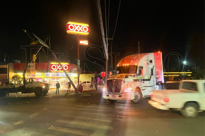 Camión derriba semáforo en el bulevar Durango y Primo de Verdad
