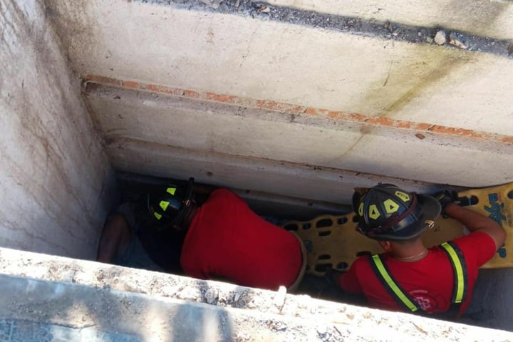 Cae a sepultura y es rescatado con probable lesión en columna