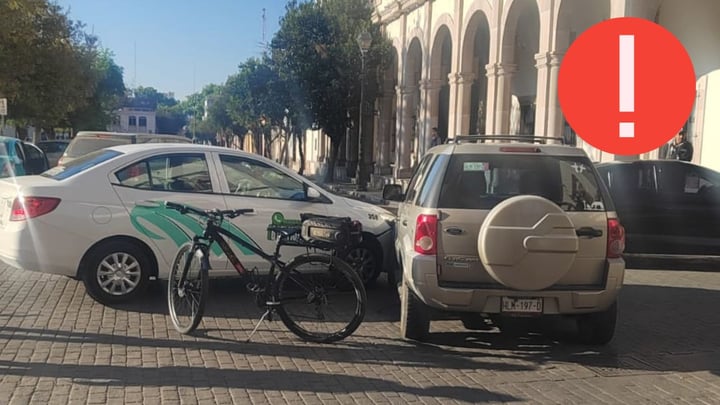 Camioneta y taxi chocan tras omisión de alto en Centro de Durango