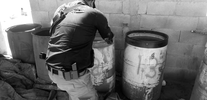 Labor. En cateo, la Fiscalía General de la República aseguró hidrocarburo clandestino en un domicilio de la ciudad de Durango.