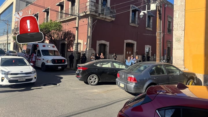 Aparatoso choque en el Centro de Durango: vehículo derriba poste y se impacta contra pared