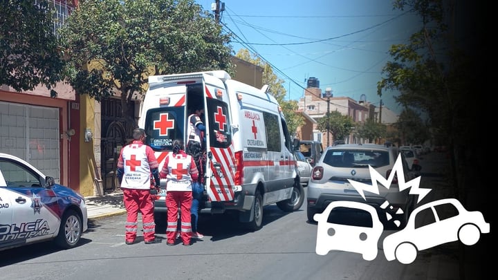Mujer viajaba en taxi y conductor omitió un alto en Durango; fueron impactados por otro coche