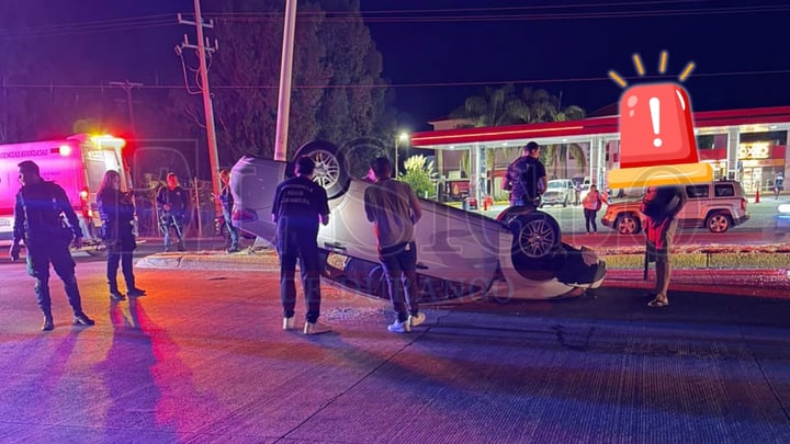 Mujer resulta lesionada al volcar su vehículo en bulevar José María Patoni