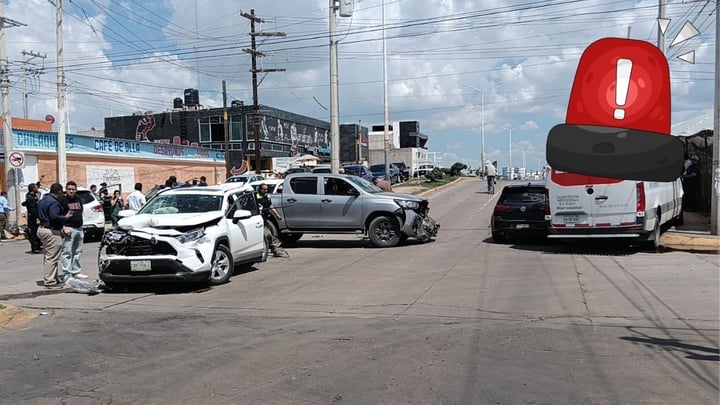 Choque múltiple deja seis vehículos dañados en avenida Nazas, en Durango