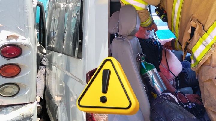 Bomberos rescatan a hombre que quedó prensado entre dos vehículos en Durango