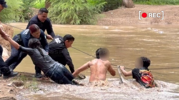 Rescatan a 3 jóvenes que quedaron atrapados al intentar cruzar el río de Nombre de Dios | VIDEO