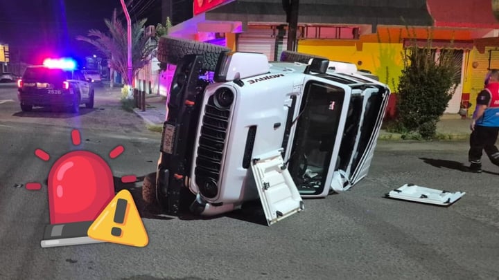 Jovencita pierde el control y vuelca en su Jeep frente al monumento a Cuauhtémoc