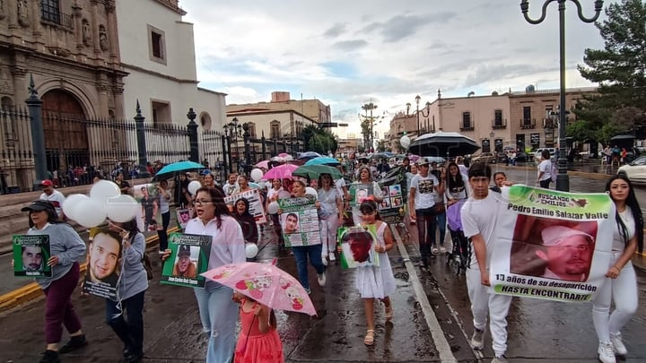 Con fotos y consignas, familias marchan en Durango por sus desaparecidos