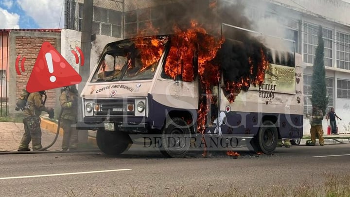 Arde food truck mientra transitaba sobre el bulevar Armando del Castillo Franco