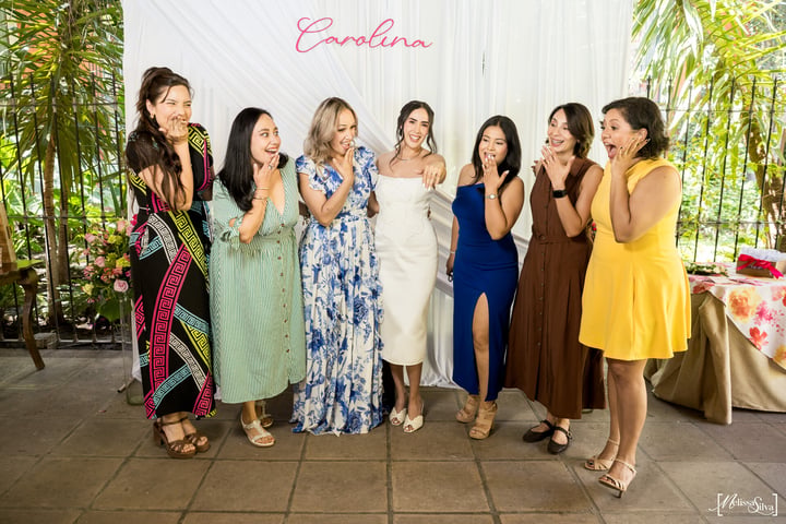 Indra Carolina Rodríguez Puentes (al centro) celebrando su despedida de soltera en compañía de familiares y amigas, quienes la llenaron de felicitaciones y buenos deseos. (Foto: Melissa Silva)