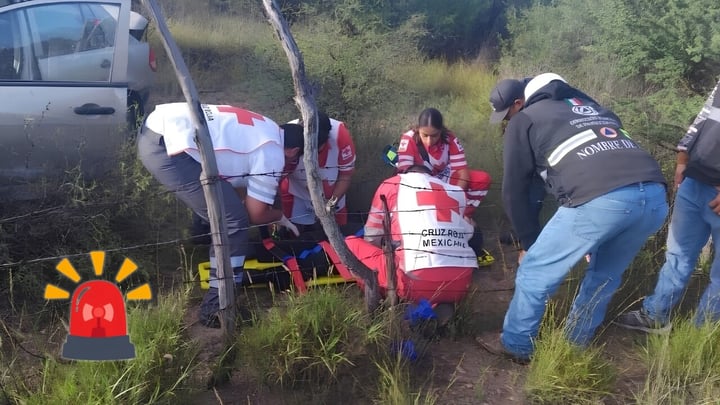 Maestra termina atrapada en su vehículo tras volcar en carretera a México