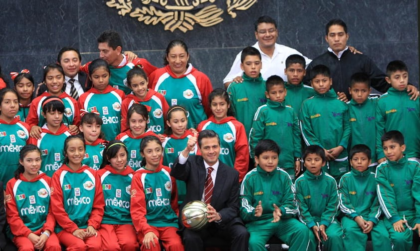 Peña Nieto recibe a 'niños héroes' del Basquetbol