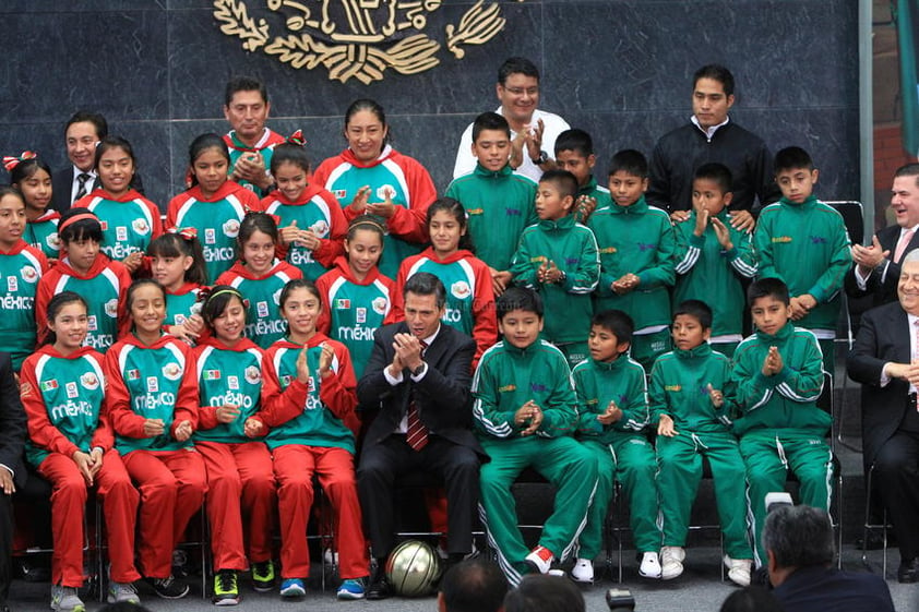 Peña Nieto recibe a 'niños héroes' del Basquetbol