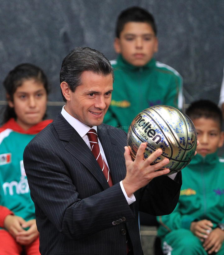 Peña Nieto recibe a 'niños héroes' del Basquetbol