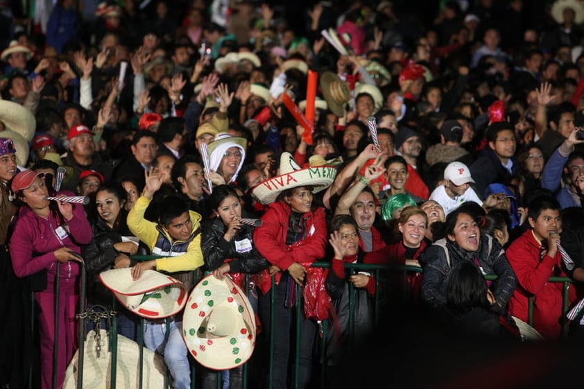 Los juegos pirotécnicos iluminaron la noche en que los mexicanos festejamos el aniversario del inicio de nuestra independencia.