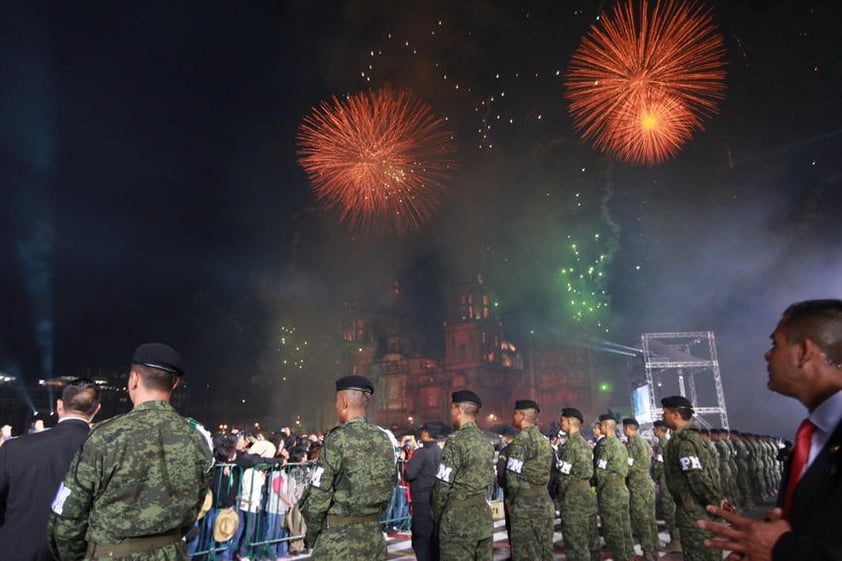 La escolta del Heroico Colegio Militar portando la Bandera Nacional, llegó al salón de recepciones en donde estaban presentes representantes de los Poderes de la Unión, el gabinete legal y ampliado y staff del gobierno de la República.