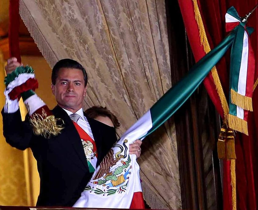 Después del grito que dio el presidente Peña Nieto, el cielo se alumbró por varios minutos con juegos pirotécnicos que mantuvieron con cabeza arriba tanto a niños como niñas, mujeres y hombres; jóvenes y ancianos parados en la plancha del Zócalo.