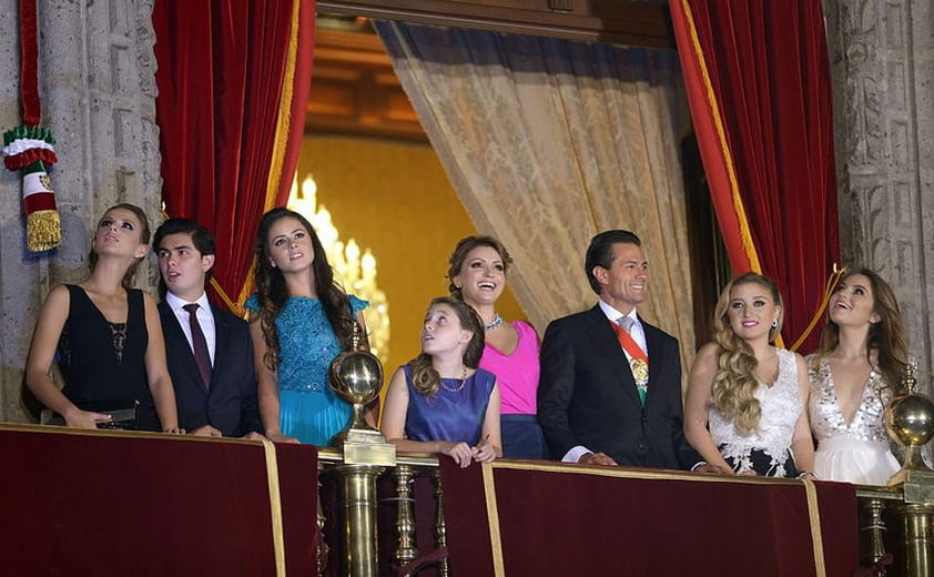 Peña Nieto, su esposa, e hijos saludaron a los mexicanos reunidos desde horas antes en la plancha del Zócalo.