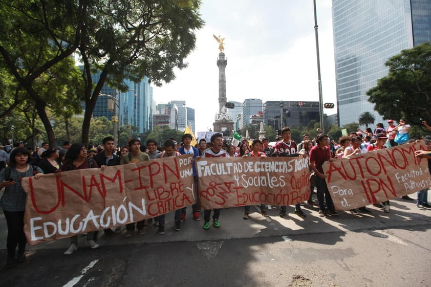 Miles de estudiantes y académicos del IPN, fueron apoyados por alumnos de la UNAM, la Universidad Autónoma Metropolitana (UAM), marcharon del Ángel de la Independencia a la Segob para continuar con sus protestas contra la iniciativa del nuevo Reglamento Interno, así como exigir la renuncia de su Directora Yoloxóchitl Bustamante Díez.