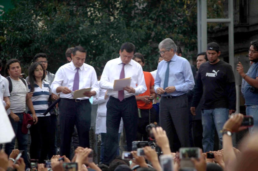 Asimismo Osorio Chong, firmó el pliego petitorio ante los estudiantes y profesores que se encontraban en la zona.