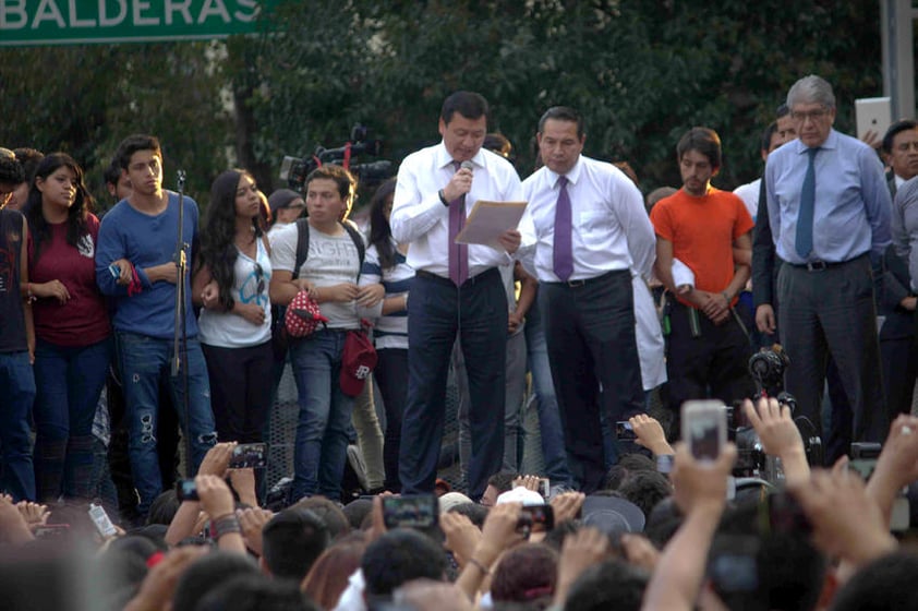 En hecho sin precedentes El titular de la Segob Miguel Ángel Osorio Chong salió a la calle a hablar con los estudiantes que marcharon en contra del reglamento del IPN.