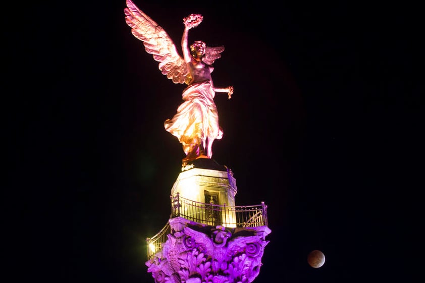 Sin embargo, la Luna no desaparece de la vista, sino que se tiñe de rojo, porque la atmósfera de la Tierra filtra la luz solar y deja pasar solo el rojo, que se proyecta sobre la Luna.