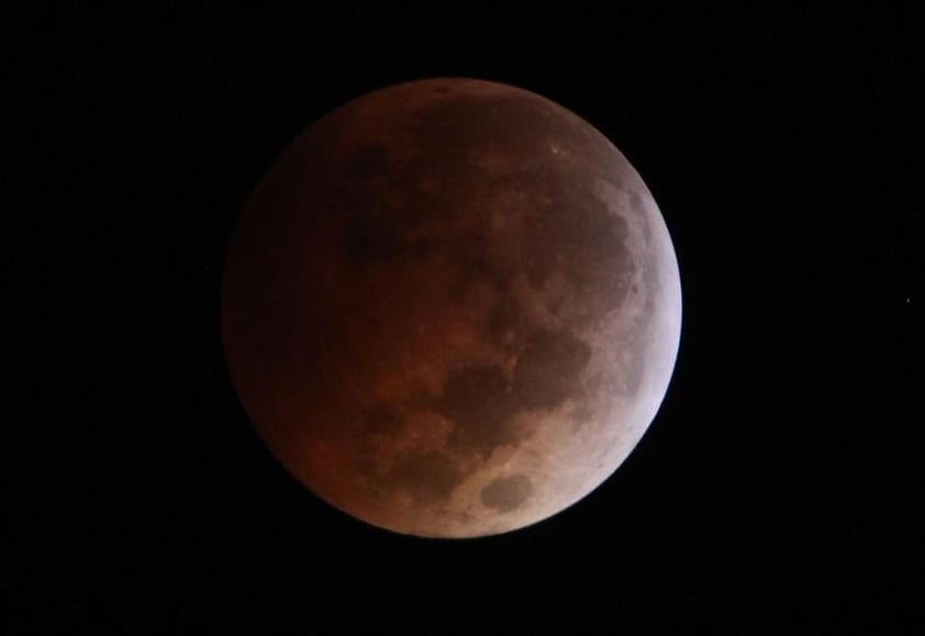 Los eclipses totales de la Luna se producen cuando hay un alineamiento casi perfecto entre el Sol, la Tierra y la Luna, al proyectar la Tierra su sombra sobre el satélite cuando está en fase de Luna llena; un fenómeno poco frecuente que se produjo, el último de ellos, el 15 de abril pasado.