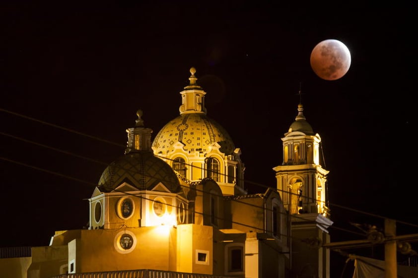 La etapa penumbral comenzó a las 03:15 horas, la etapa parcial a las 04:15 y el eclipse total, cuando la luna alcanzó un tono rojizo vibrante, inició a las 05:25 de la mañana.