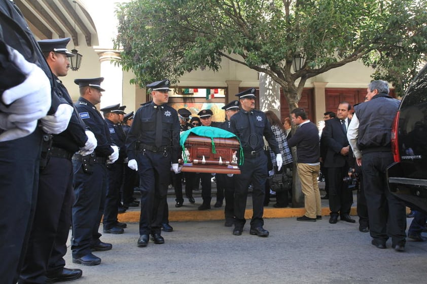 Además, compañeros de partido, amigos, familiares, militantes de diversos partidos, funcionarios de los gobiernos estatal y municipal, delegados federales, integrantes del grupo "Ola Naranja", ex-gobernadores y representes de la comunidad cultural, se hicieron presentes en las guardias de honor para Herrera Delgado.