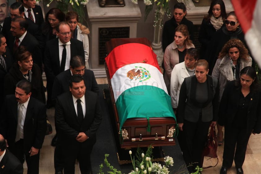 Con porras de "huélum", aplausos, vallas de estudiantes, maestros, trabajadores, políticos -de todos los partidos-, ayer fue despedido y homenajeado Jorge Herrera Delgado.