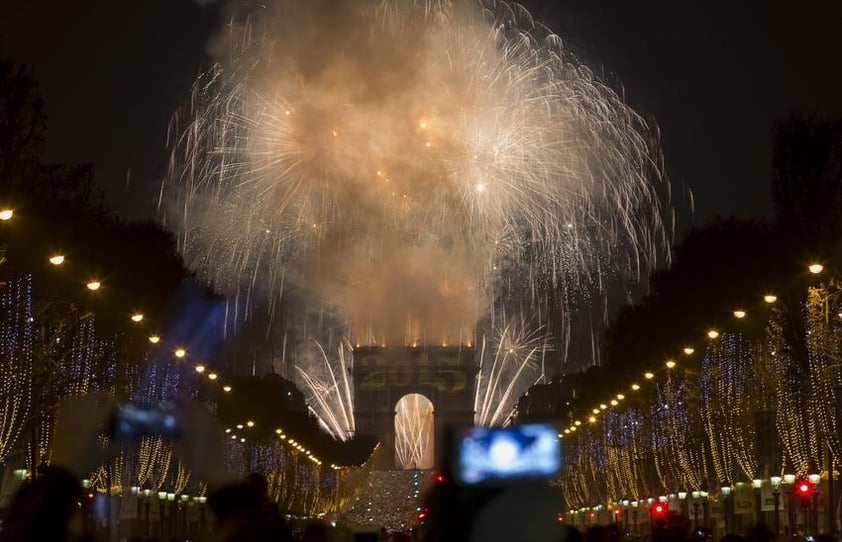 Personas se reúnen en los Campos Elíseos en París