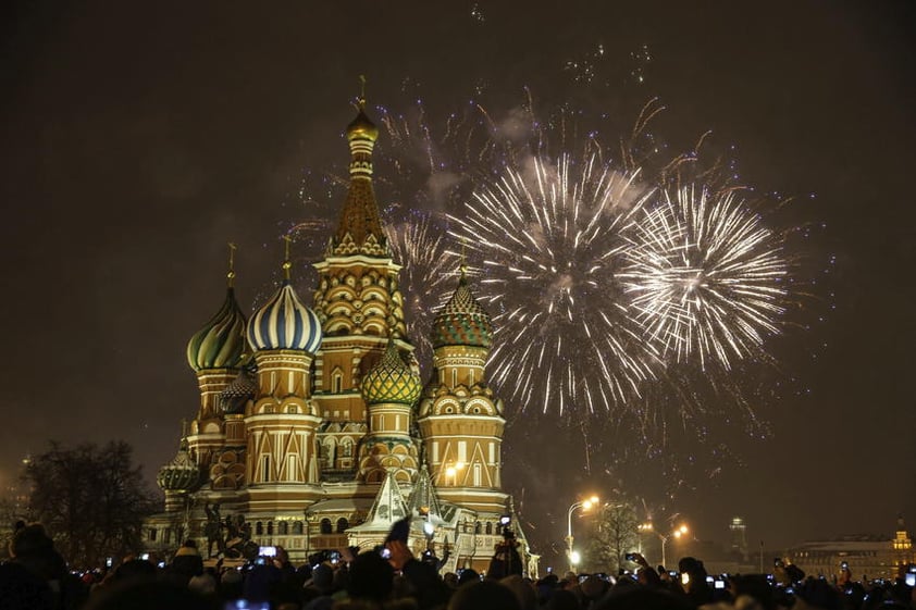 Fuegos artificiales iluminan la Catedral de San Basilio en la Plaza Roja en Moscú