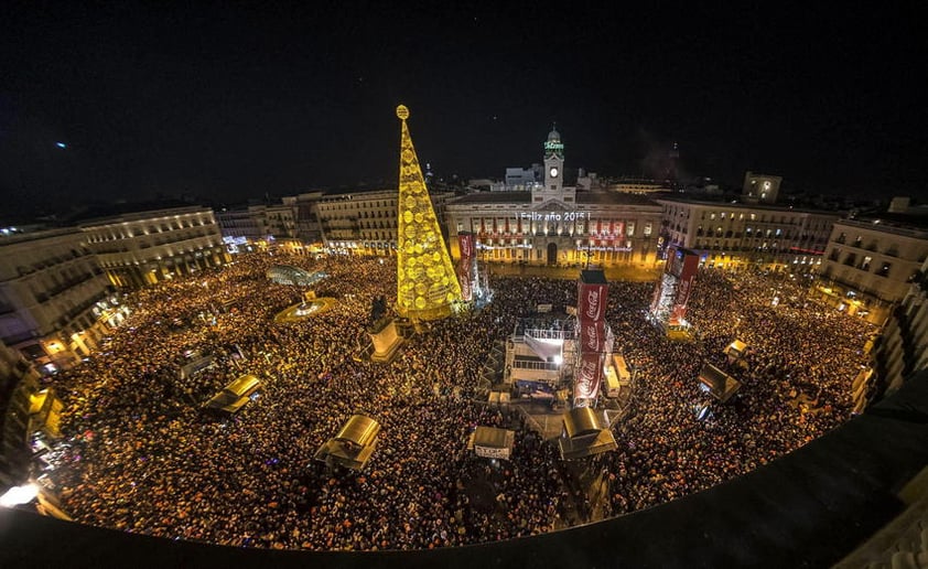 El reloj de la Puerta del Sol da la bienvenida al nuevo año 2015 en una celebración que concentró a miles de personas en la popular plaza madrileña.